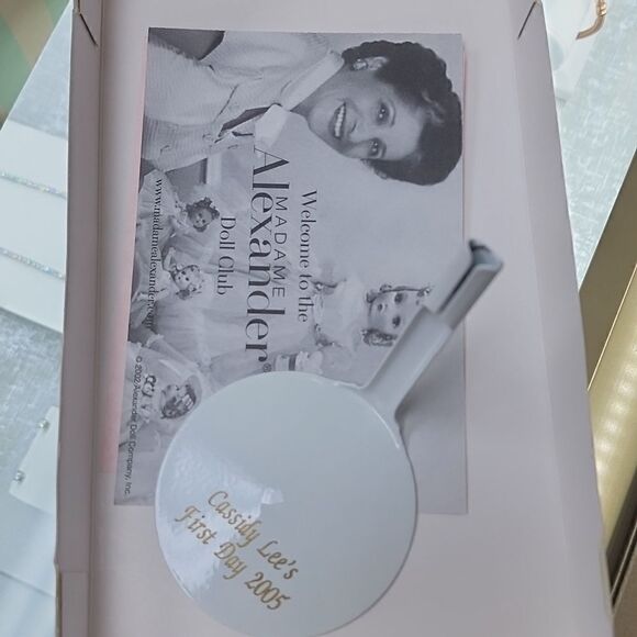 Madame Alexander Cassidy Lee's First Day 2005 Collectors doll - Picture 3 of 3